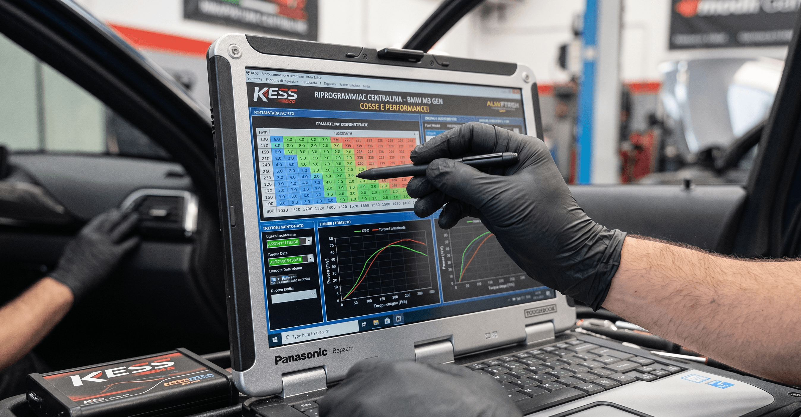 Tecnico che riprogramma una centralina motore con strumentazione KESS