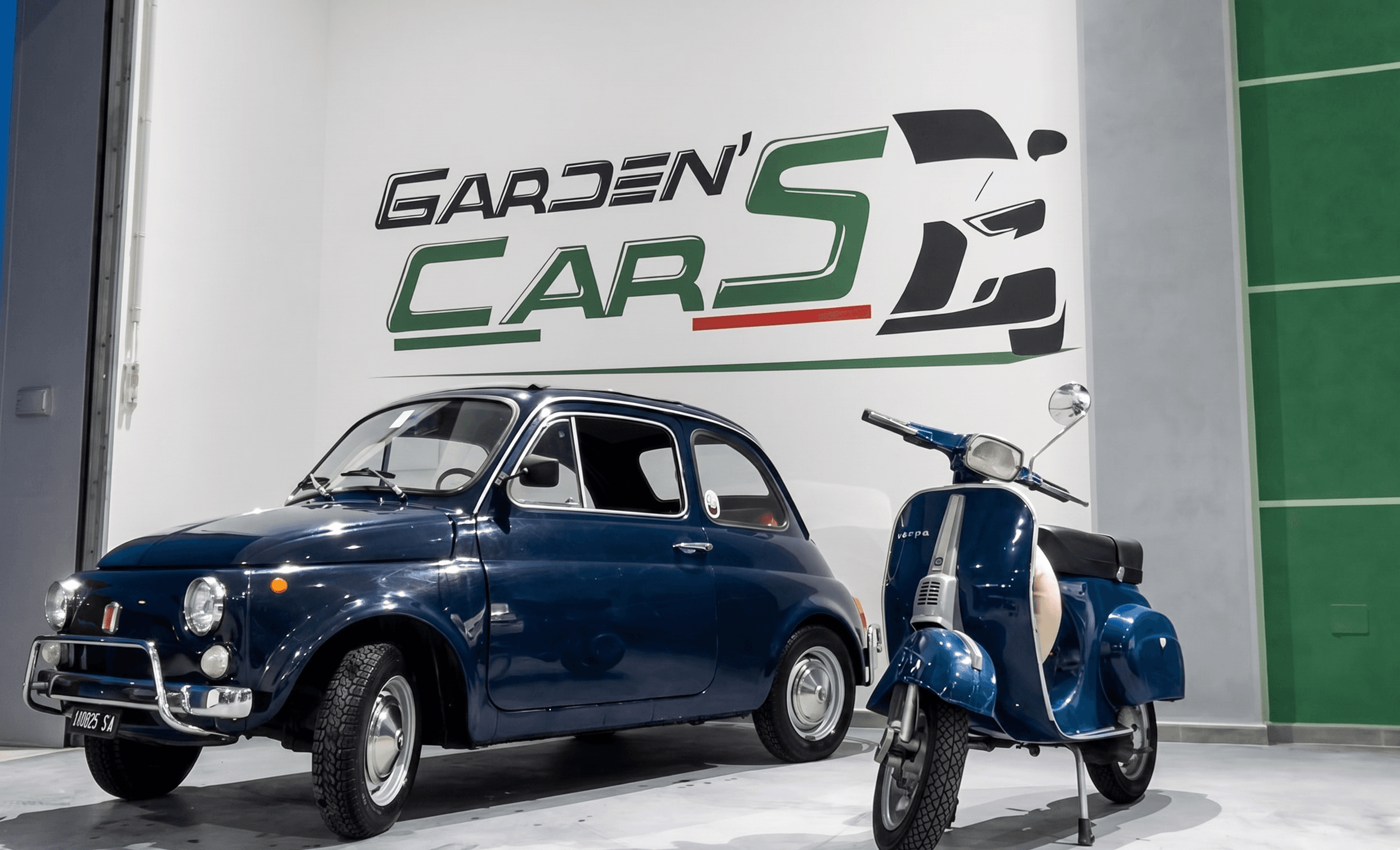 Showroom Garden's Cars: una Fiat 500 e una Vespa d'epoca davanti al logo